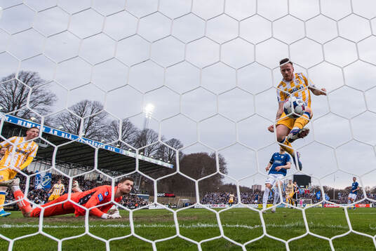 Halmstads målvakt Tim Rönning ser IFK Göteborgs Tobias