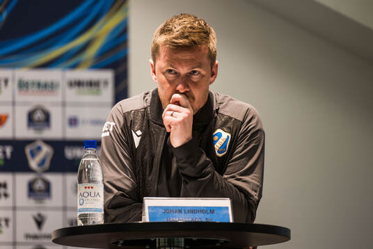 Halmstads tränare Johan Lindholm på presskonferensen