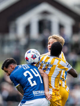 Halmstads Rami Kaib i kamp om bollen med IFK Göteborgs