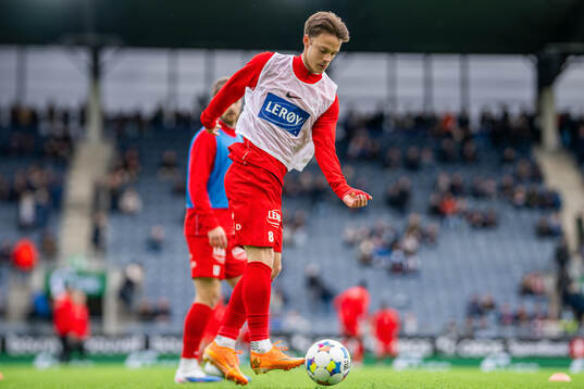 Felix Horn Myhre of Brann warms up
