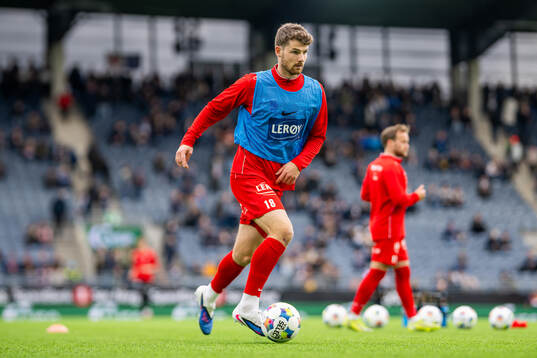 Jacob Lungi Sørensen of Brann warms up