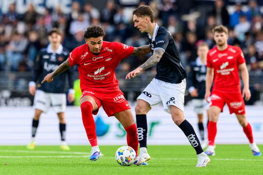 Noah Holm of Brann and Kristoffer Askildsen of Viking