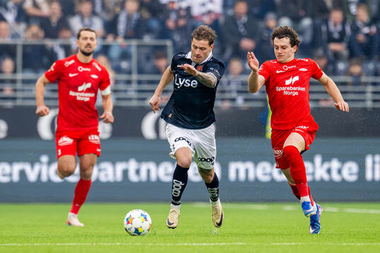 Herman Haugen of Viking and Denzel De Roeve of Brann
