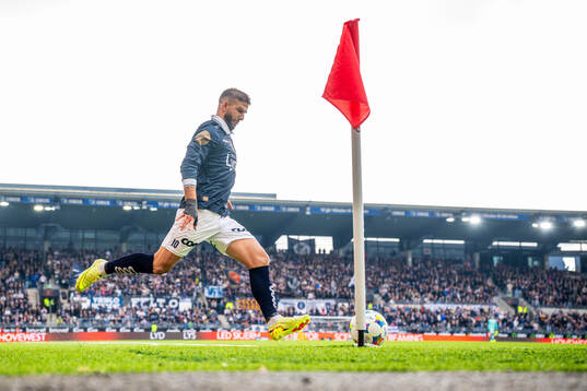 Zlatko Tripic of Viking takes a corner kick