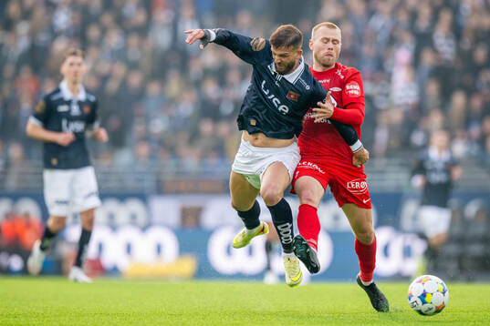 Zlatko Tripic of Viking and Jon Dagur Thorsteinsson of Brann