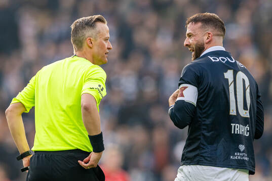 Referee Ola Hobber Nilsen and Zlatko Tripic of Viking