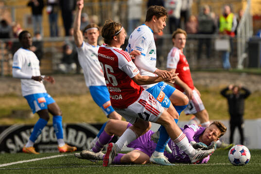 Sandvikens Linus Tagesson och IFs IFK Värnamos målvakt