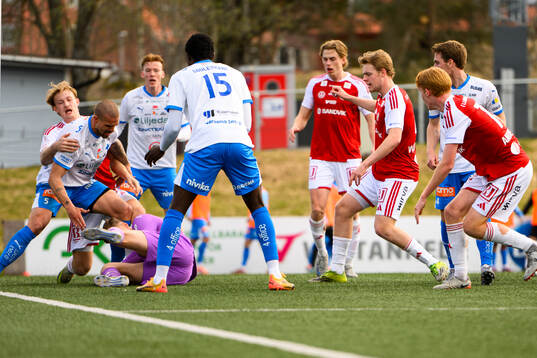 IFK Värnamos målvakt Hugo Keto räddar
