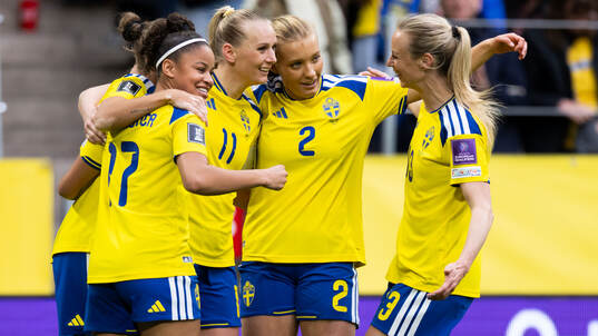 Stina Blackstenius of Sweden celebrates with Felicia