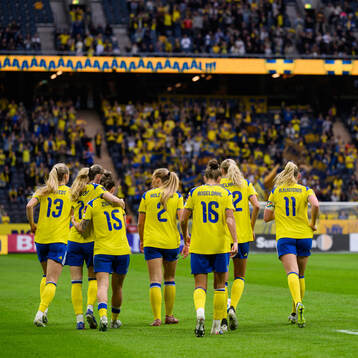 Stina Blackstenius of Sweden celebrate with teammates