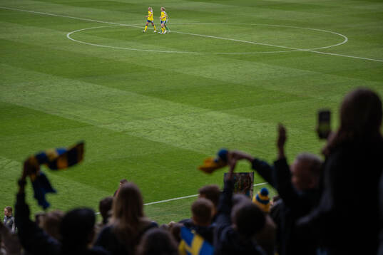 Elma Junttila Nelhage and Amanda Ilestedt of Sweden
