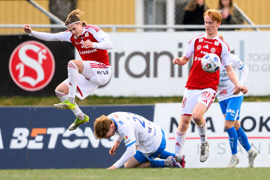 Sandvikens IFs Johan Arvidsson och IFK Värnamos Logi Hrafn
