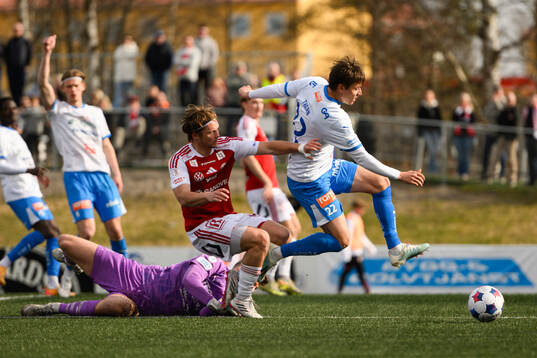 Sandvikens IFs Linus Tagesson och IFK Värnamos Simon Thern