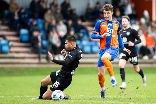 Vejbys Bleon Ahmeti och Högaborg BKs Jonathan Larsson