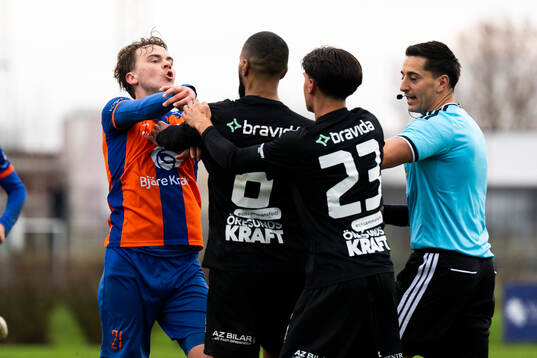 Vejbys Anton Hallbäck och Högaborg BKs Kamal Barny bråkar
