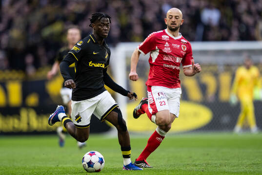 AIKs Axel Kouame och Kalmars Robert Gojani