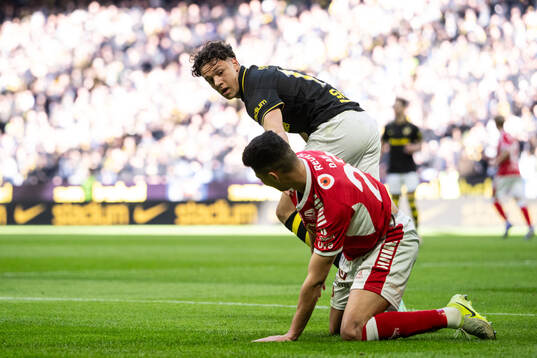 AIKs Charlie Pavey och Kalmars Achraf Dari