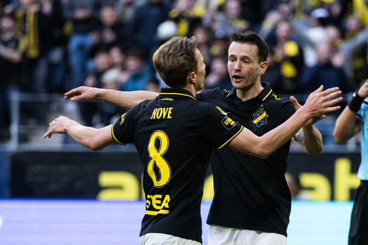 AIKs Johan Hove jublar med Bersant Celina