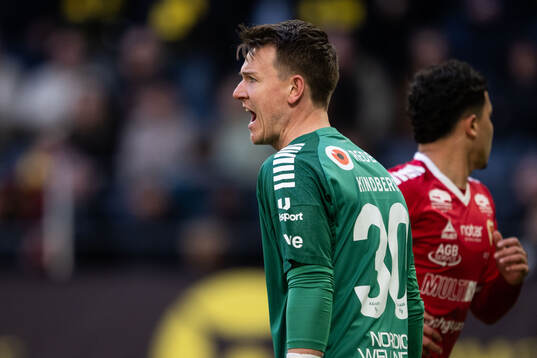 Kalmars målvakt Jakob Kindberg reagerar