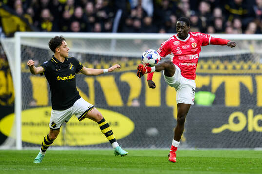 AIKs Charlie Pavey och Kalmars Charles Sagoe Jr