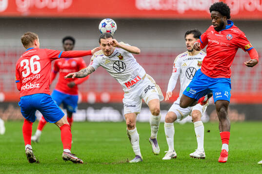 Helsingborgs Jonathan Hasselqvist och Östersunds Hugo Azzi