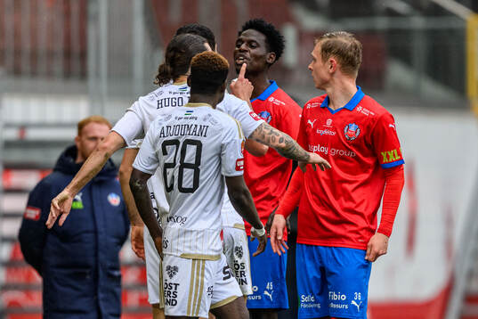 Östersunds Amar Begic och Helsingborgs Daouda Amadou