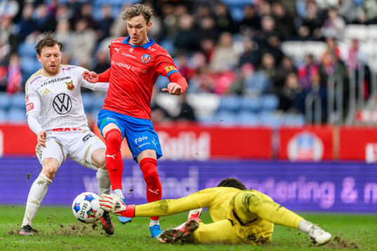Östersunds Daniel Miljanovic och målvakt Tyree Griffiths