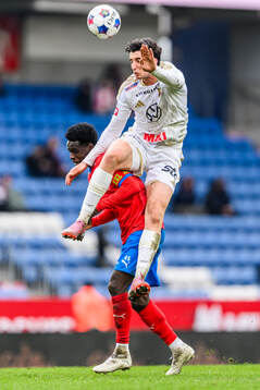 Helsingborgs Daouda Amadou och Östersunds Mario Palomino