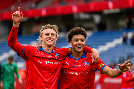 Helsingborgs Ture Görefält och Obafemi Awodesu jublar