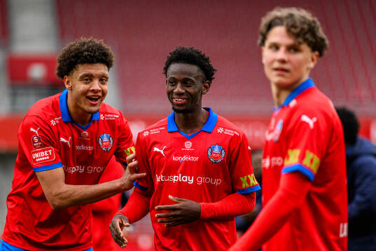 Helsingborgs Obafemi Awodesu och Clancy Valere Biten jublar