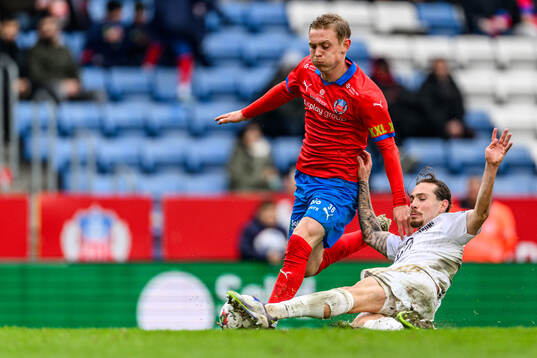 Helsingborgs Jonathan Hasselqvist och Östersunds Hugo Azzi