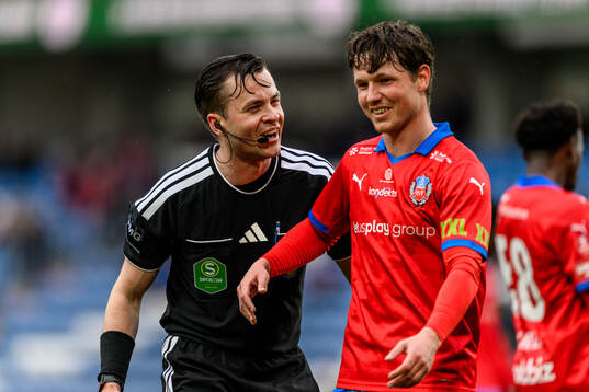 Domare Niclas Karlsson och Helsingborgs Max Svensson