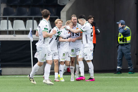 GAIS Robert Frosti Thorkelsson jublar med lagkamrater