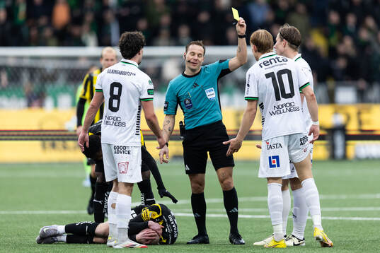 GAIS Robin Frej tilldelas gult kort av domare Kristoffer
