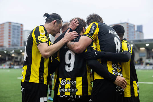 Häckens Gustav Lindgren jublar med lagkamrater