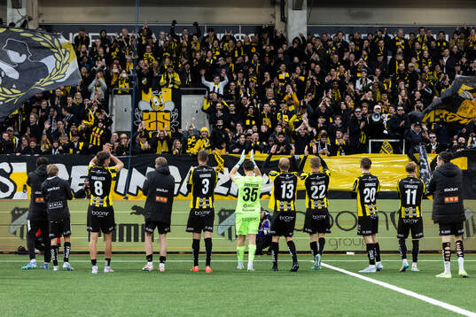 Häckens spelare jublar med supportrar