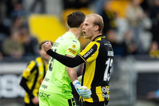 Häckens målvakt David Andersson och Harry Hilvenius jublar
