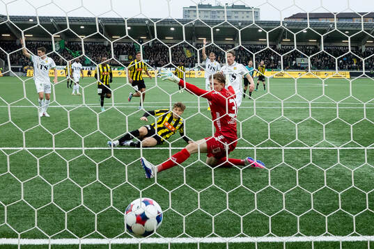 Häckens Gustav Lindgren skjuter 2-1 i mål bakom GAIS