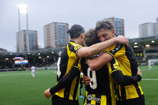 Häckens Gustav Lindgren jublar ihop med Amor Layouni och