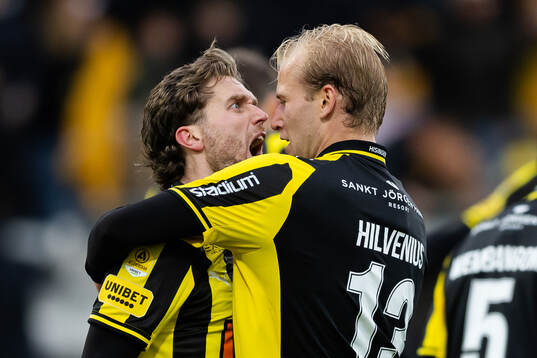 Häckens Adam Lundkvist jublar ihop med Harry Hilvenius