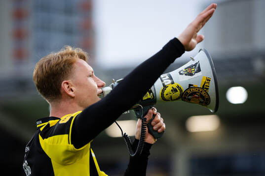 Häckens Julius Lindberg håller i segersång med klacken