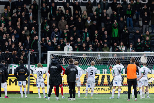 GAIS spelare framför sin klack