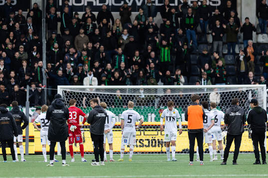 GAIS spelare framför sin klack