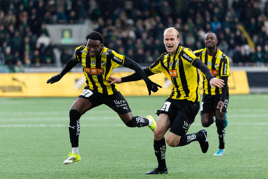 Häckens Abdoulaye Doumbia jublar ihop med Harry Hilvenius