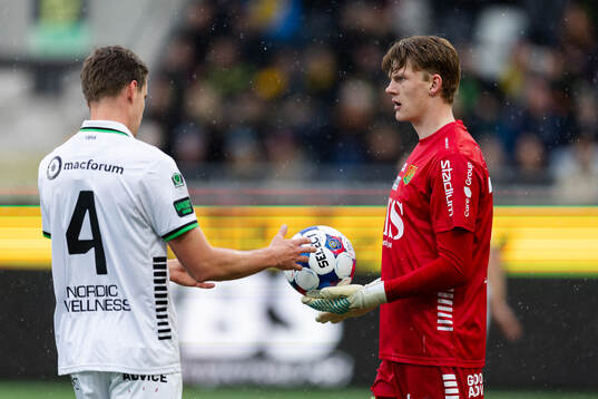 GAIS Oskar Ågren och målvakt Andreas Hermansen