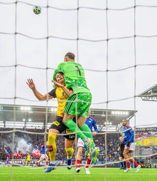 Gustav Nyheim of Lillestrøm and goalkeeper Oscar Thore