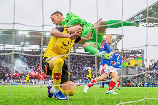 Gustav Nyheim of Lillestrøm and goalkeeper Oscar Thore