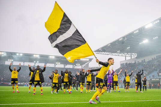 Ylldren Ibrahimaj and players of Lillestrøm celebrate