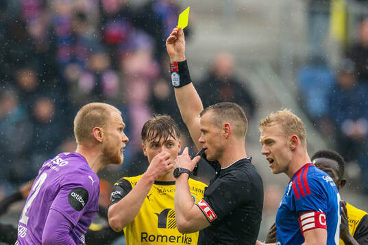 Goalkeeper Pontus Dahlberg of Lillestrøm and referee