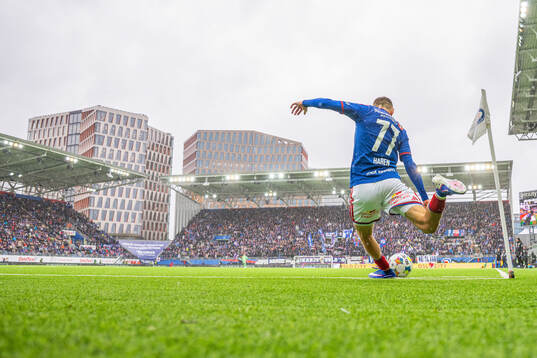 Lucas Ravn-Haren of Vålerenga takes a corner kick
